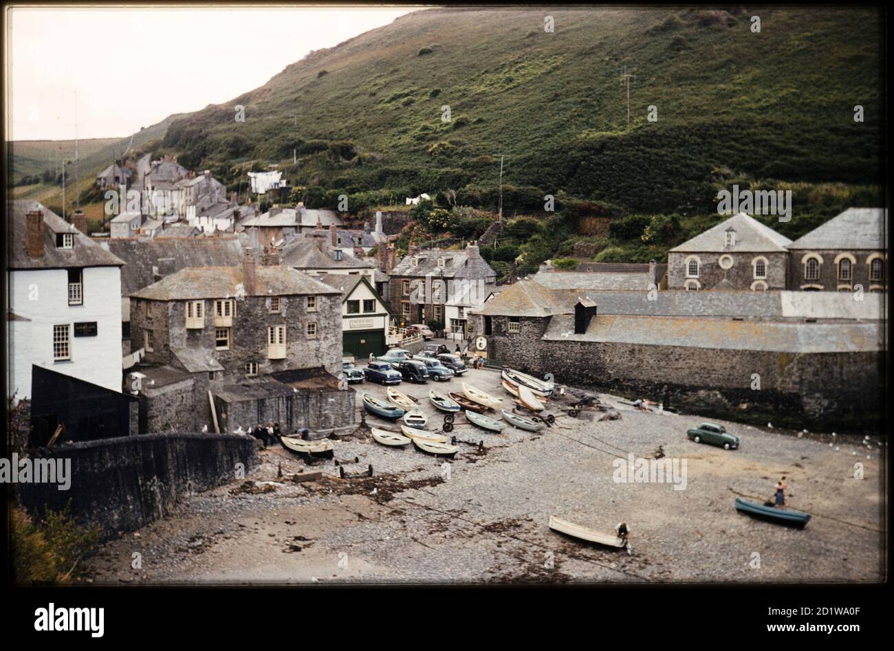 The Haven, Port Isaac, St. Endellion, Cornwall. Looking south over The Haven and the Platt, with small boats beached on the shingle and slipway, and the village beyond. Stock Photo