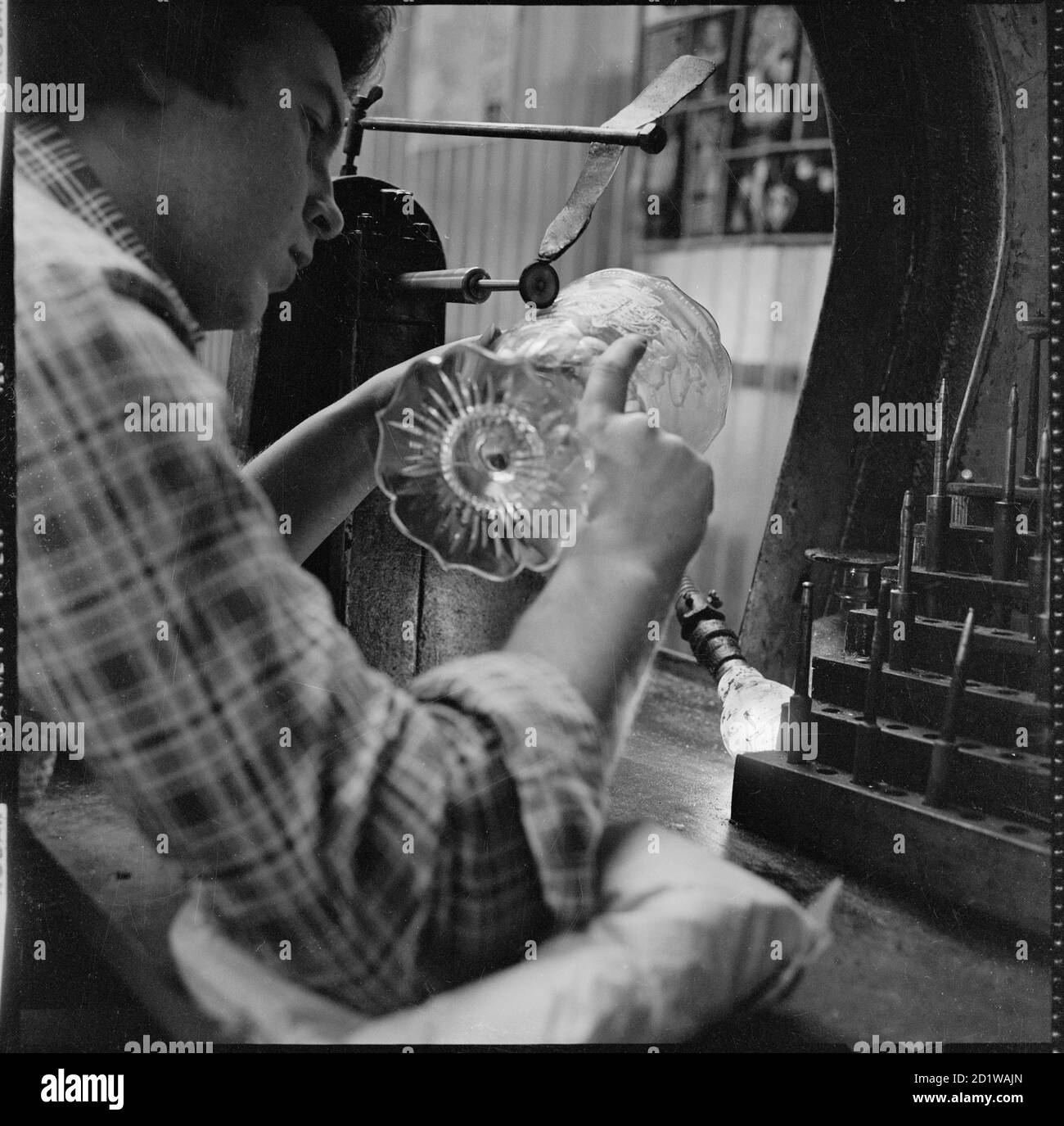 Royal Brierley Crystal, North Street, Brierley Hill, Dudley. A glass cutter at work at the Royal Brierley Crystal Works. Stock Photo