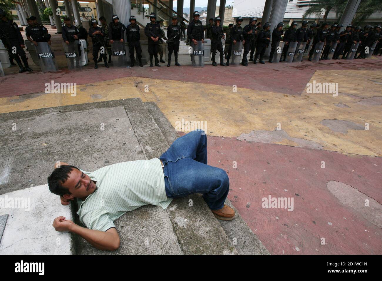 A supporter of Honduras' ousted President Manuel Zelaya takes a rest during a protest outside the National Congress in Tegucigalpa November 2, 2009.REUTERS/Oswaldo Rivas (HONDURAS CONFLICT POLITICS) Stock Photo