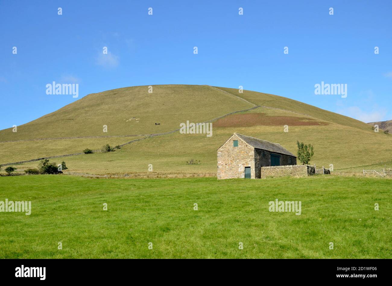 A farmstead in the Hope Valley in Derbyshire with part of Kinder Scout in the background Stock Photo