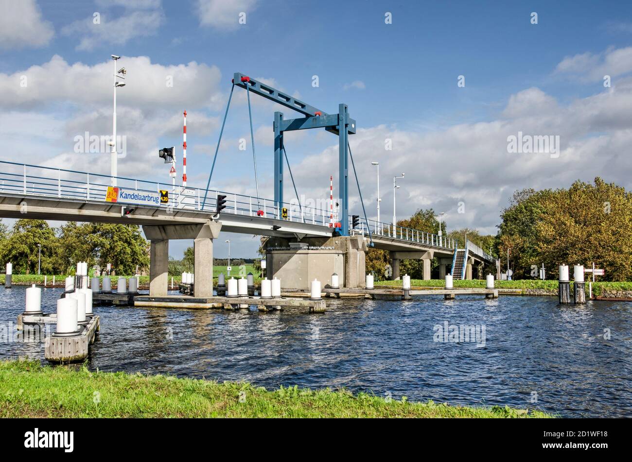 Schipluiden, The Netherlands, October 4, 2020: Kandelaar bridge for  pedestrians and cyclists across the river Schie between Delft and Schiedam  Stock Photo - Alamy