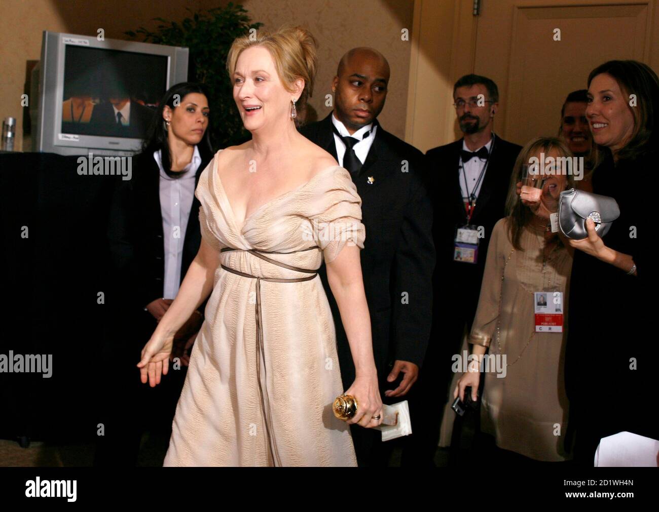 Meryl Streep heads backstage with her award for best actress in a motion  picture - comedy or musical for "The Devil Wears Prada" at the 64th annual Golden  Globe Awards in Beverly