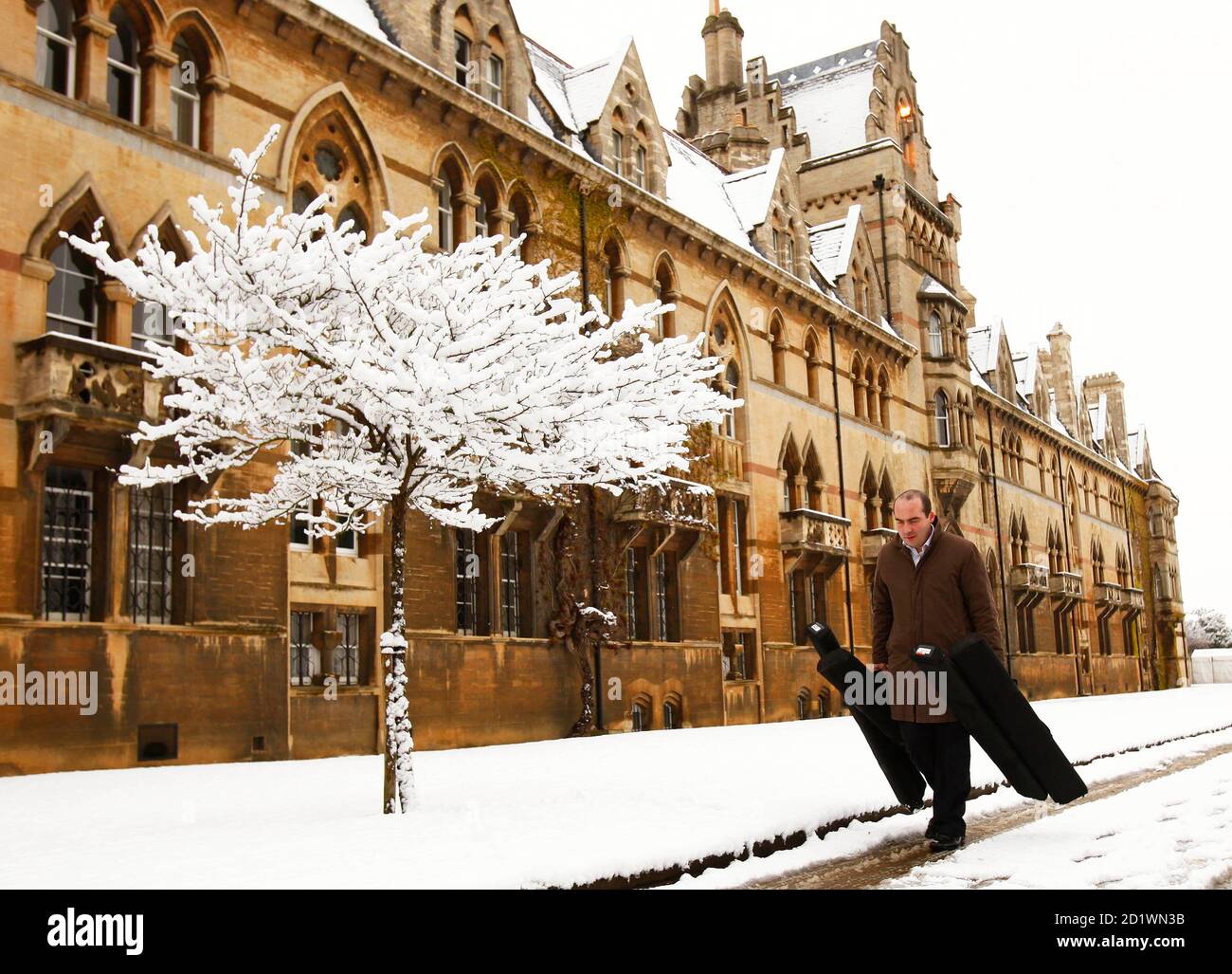 A man walks past Christ Church College in Oxford, southern England April 6, 2008.     REUTERS/ Eddie Keogh (BRITAIN) Stock Photo