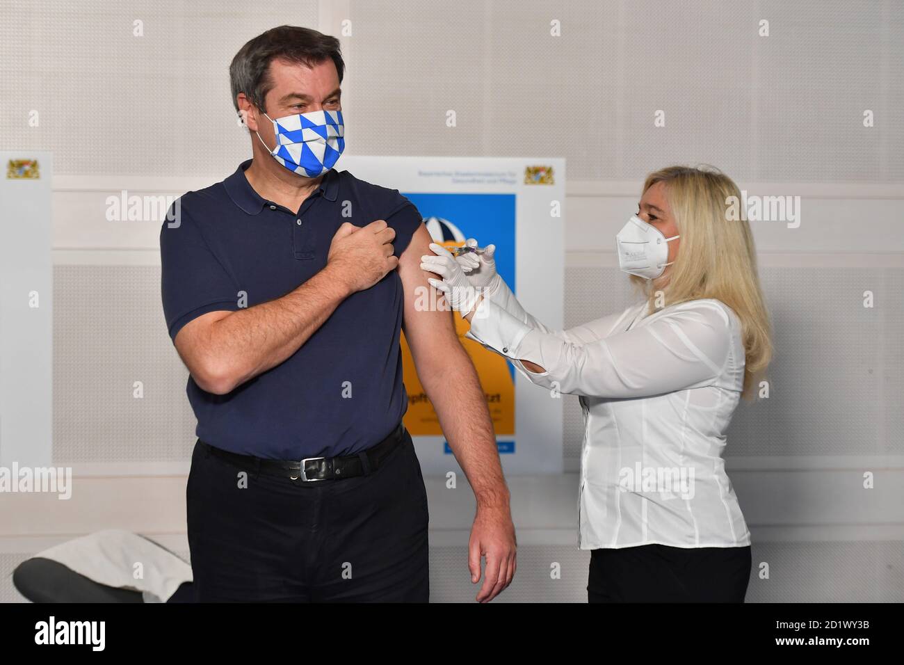 Markus SOEDER (Prime Minister Bavaria and CSU Chairman) is vaccinated against the flu by Health Minister Melanie HUML, who is a doctor. Press appointment flu vaccination Prime Minister Soeder and Lord Mayor Reiter on October 6th, 2020 in the Bavarian State Chancellery in Munich. | usage worldwide Stock Photo
