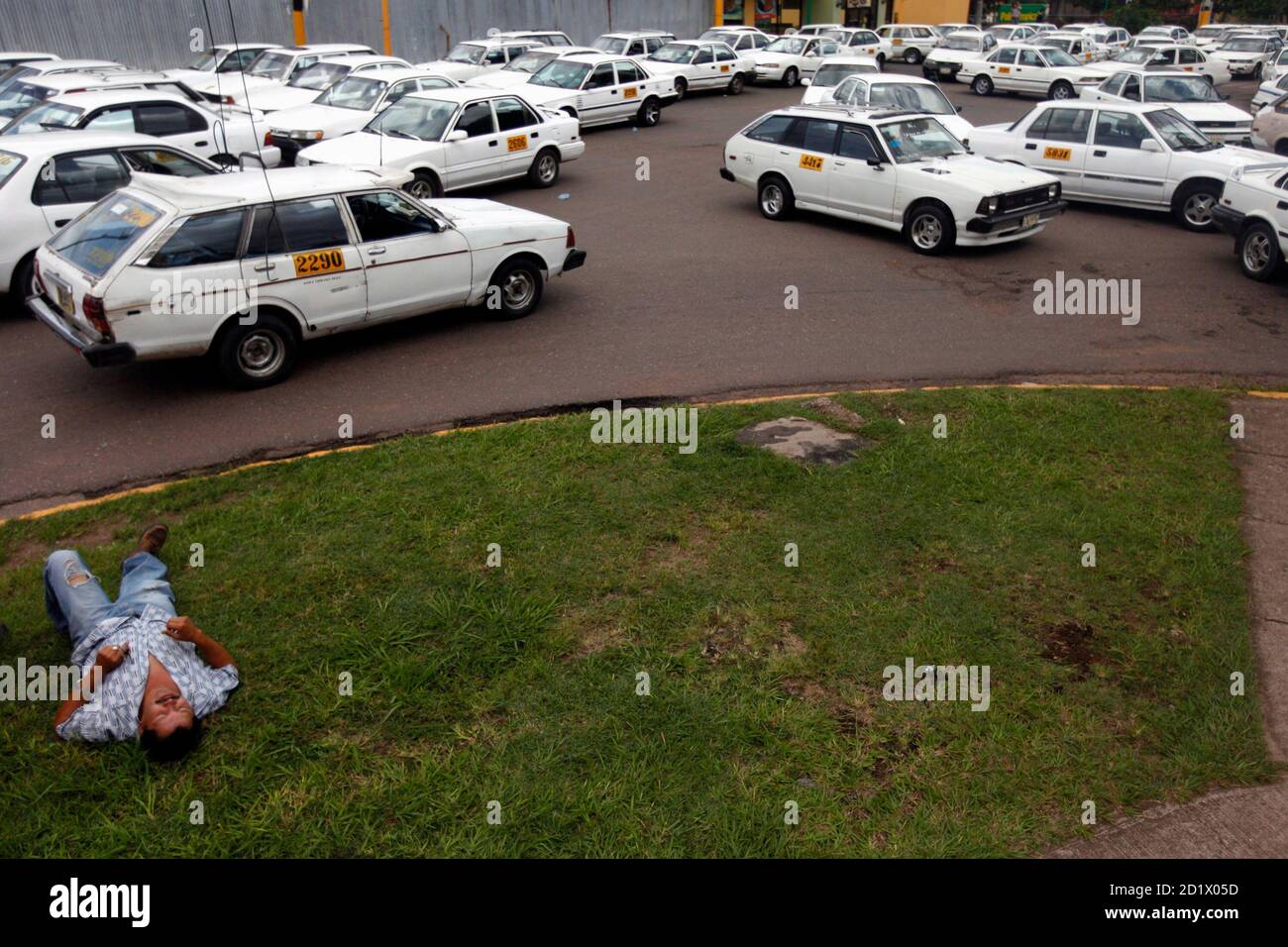 Taxis remain idle during a strike by taxi drivers in Tegucigalpa July 5, 2010. The taxi drivers are demanding the government of President Porfirio Lobo pay the $370 bonus that had already been approved by the goverment of ousted former President Manual Zelaya to offset rising fuel prices, according to the Honduran Association of taxi drivers (ATAXISH). REUTERS/Edgard Garrido (HONDURAS - Tags: TRANSPORT CIVIL UNREST POLITICS BUSINESS) Stock Photo