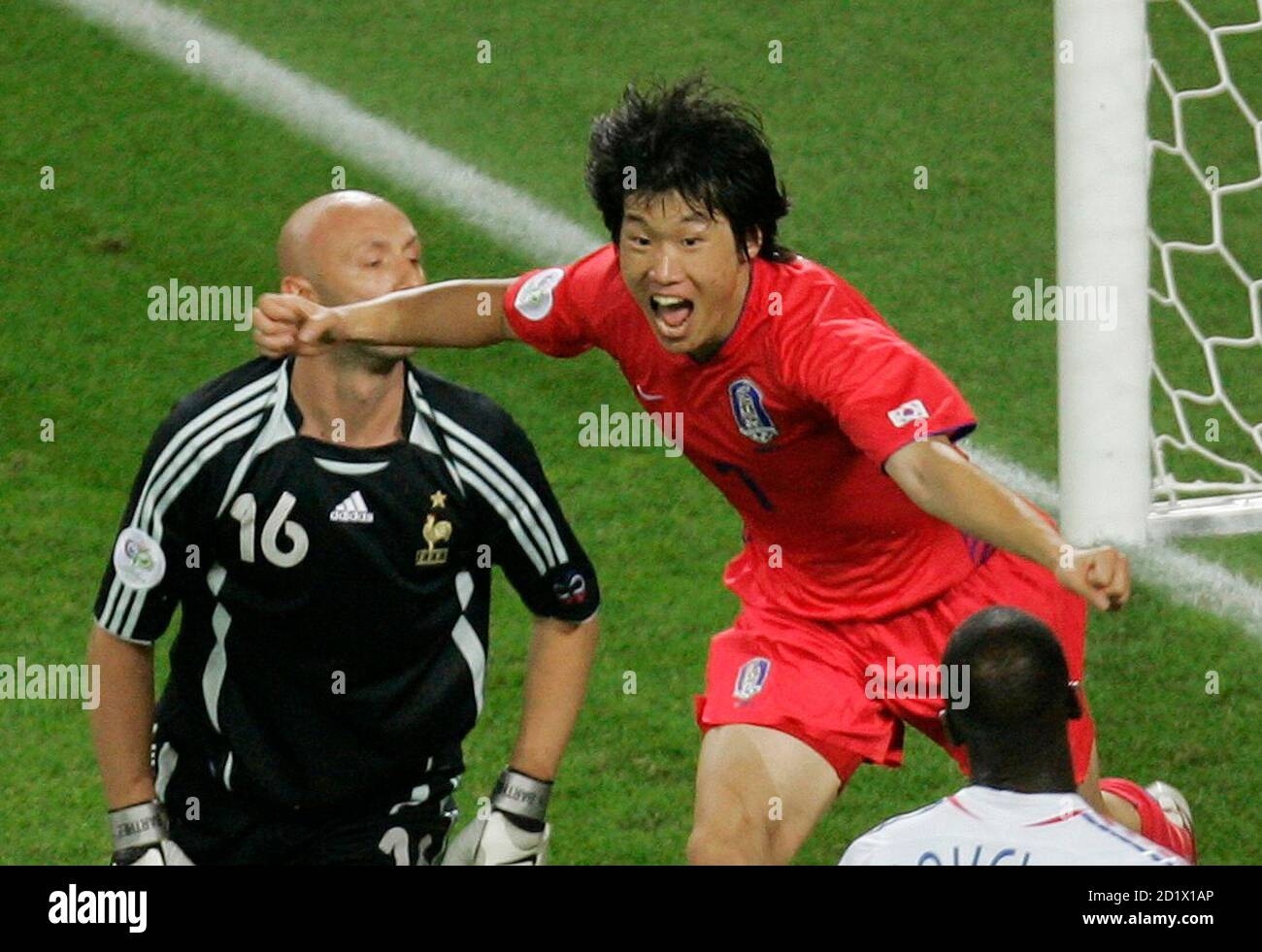 South Korea S Park Ji Sung C Celebrates His Goal Against France S Fabien Barthez L During Their Group G World Cup 06 Soccer Match In Leipzig June 18 06 Fifa Restriction No Mobile
