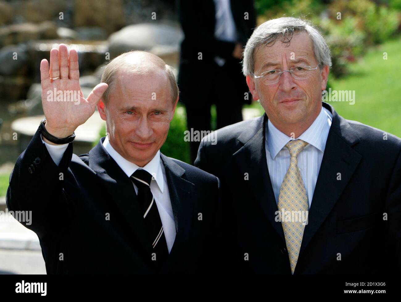 Russia's President Vladimir Putin (L) and Luxembourg's Prime Minister Jean-Claude  Juncker arrive at the Senningen Castle ahead of a meeting in Luxembourg May  24, 2007. REUTERS/Thierry Roge (LUXEMBOURG Stock Photo - Alamy