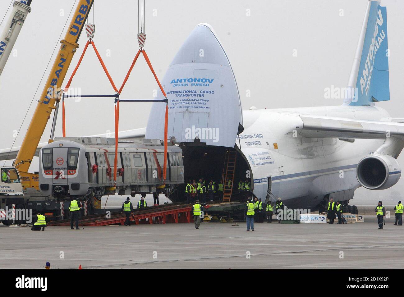 Antonov 124 crane hi-res stock photography and images - Alamy