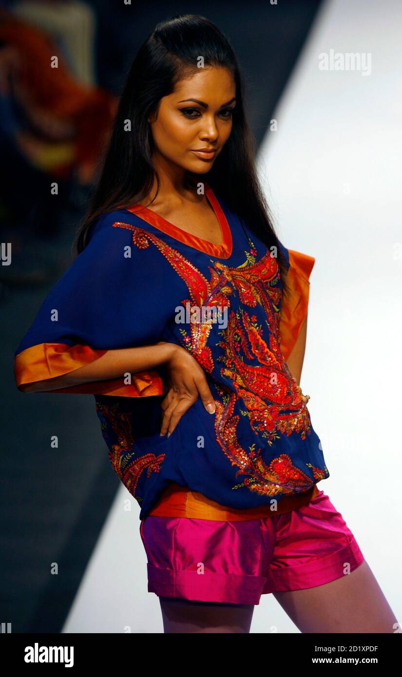 A model presents a creation from Indian designer Preeti Kapoor's  Spring/Summer 2009 collection at the Wills Lifestyle India Fashion Week in  New Delhi October 17, 2008. REUTERS/Vijay Mathur (INDIA Stock Photo - Alamy