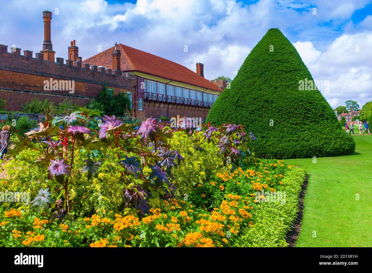 Formal flower bed hi-res stock photography and images - Alamy