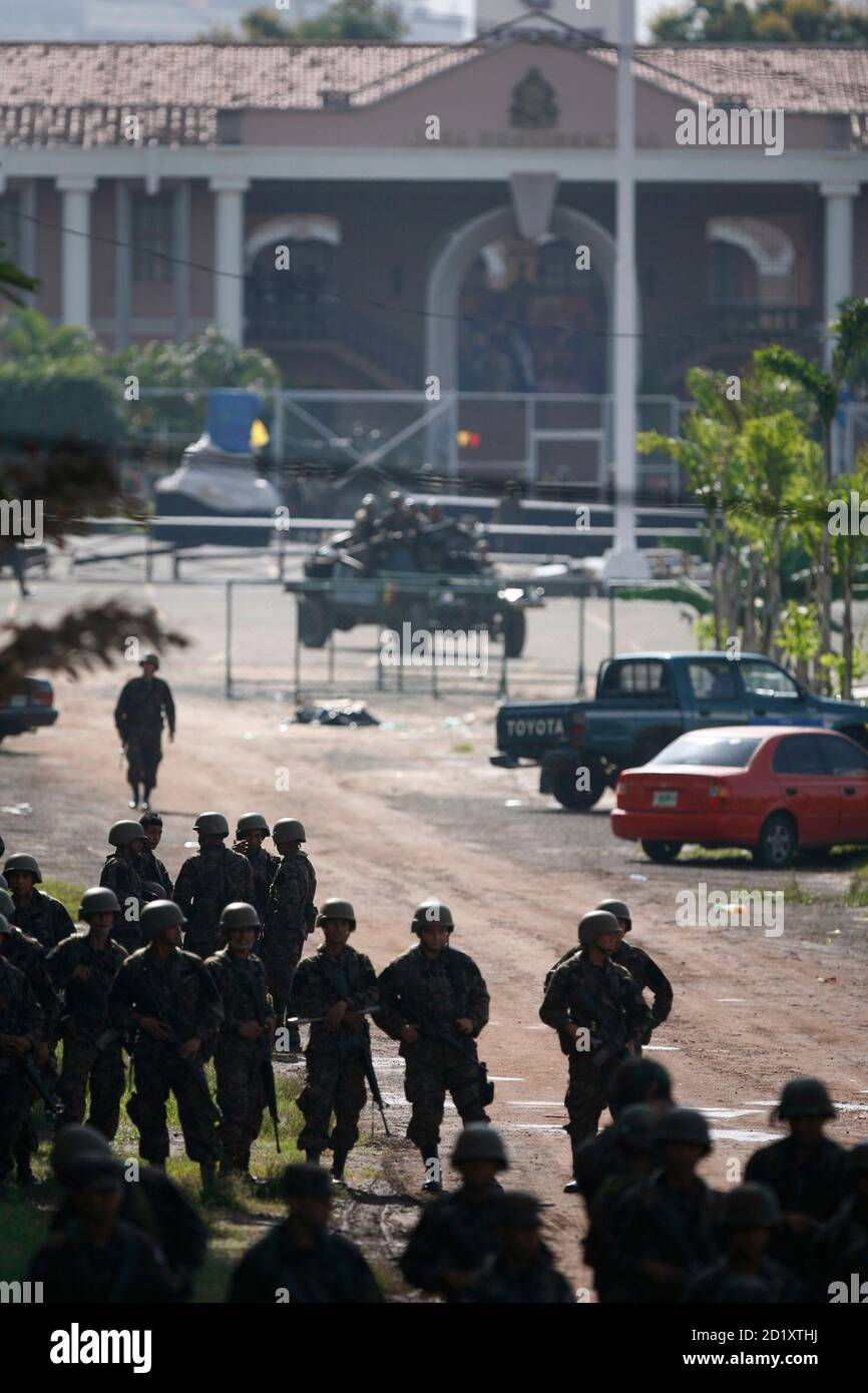 Soldiers stand in front of the presidential residency in Tegucigalpa June 28, 2009. Witnesses said Honduras' President Manuel Zelaya was detained at home by troops in a constitutional crisis over his attempt to win re-election. CNN's Spanish-language channel later quoted Costa Rican officials as saying he was in Costa Rica and seeking political asylum. REUTERS/Edgard Garrido (HONDURAS CONFLICT MILITARY POLITICS) Stock Photo