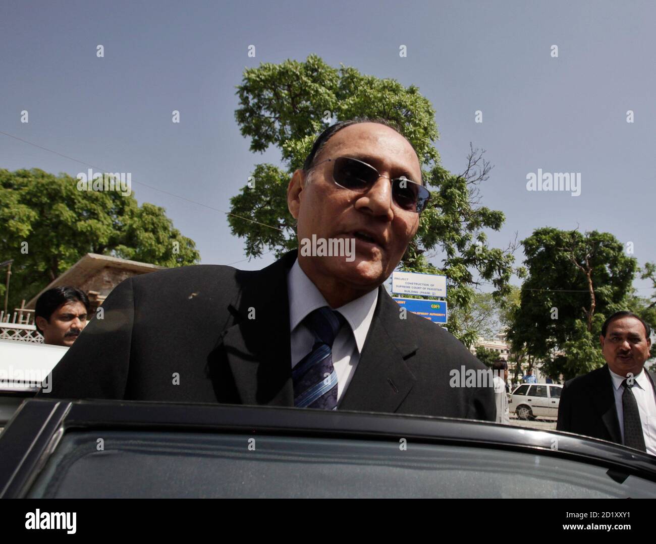 Nawid Ahsan Chairman Of The National Accountability Bureau Gets Into His Car As He Leaves The Supreme Court Building After Appear Before Court In Islamabad March 31 2010 Pakistan President Asif Ali Asif ali zardari began his professional life unsuccessfully attempting to pursue a political career but eventually his determination and political ties helped him rise to the rank of the in 1990, zardari was arrested on kidnapping and extortion charges and his part in the corruption of his wife's administration. alamy