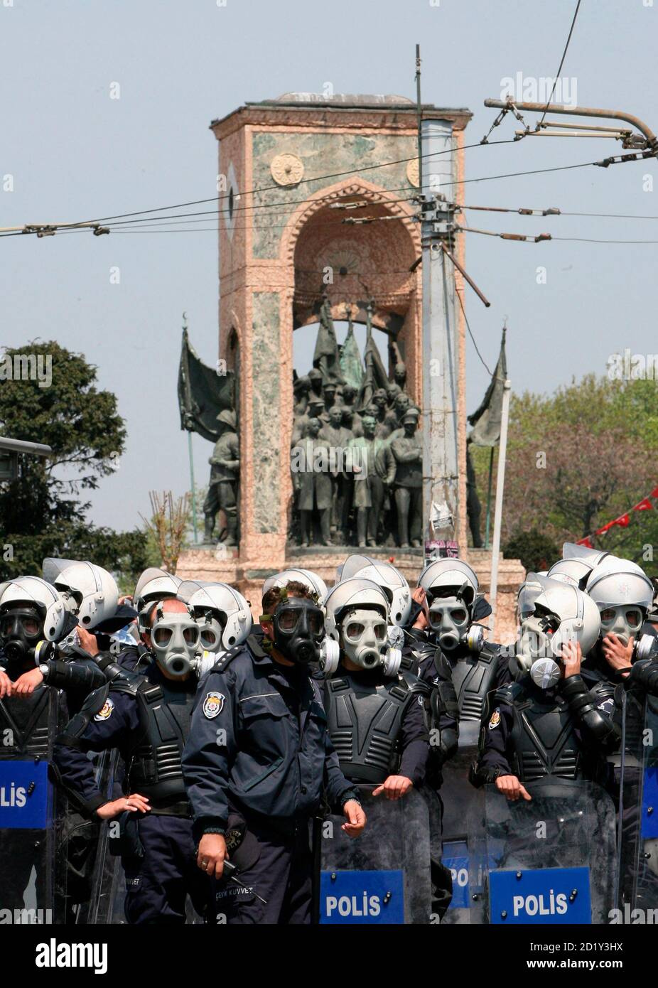 Riot police officers wearing gas masks wait in front of a monument of Ataturk, founder of modern Turkey, to stop May Day protesters from forcing their way into Taksim Square in Istanbul May 1, 2007. Turkish police detained 580 people in Istanbul on Tuesday in street battles with leftist demonstrators protesting on the May Day anniversary of a mass shooting 30 years ago. Police charged at hundreds of protesters, many from leftist organisations, kicking and clubbing them in the city's main Taksim Square and neighbouring streets. REUTERS/Fatih Saribas (TURKEY) Stock Photo