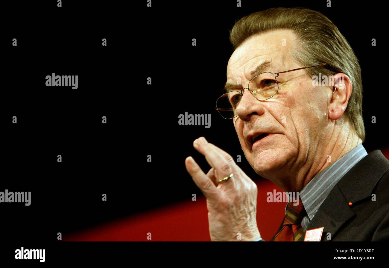 Franz Muentefering, leader of Germany's Social Democratic Party SPD, delivers a speech during an extraordinary party convention in Alsfeld, December 13, 2008. REUTERS/Thomas Bohlen (GERMANY) Stock Photo