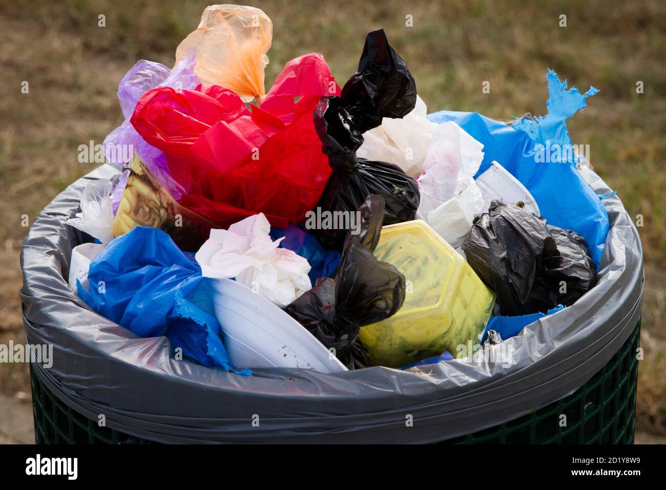 overflowing garbage can in public area, plastic bags, Cologne, Germany.  uebervoller Muelleimer im oeffentlichen Raum, Plastik, Plastiktueten, Koeln, Stock Photo
