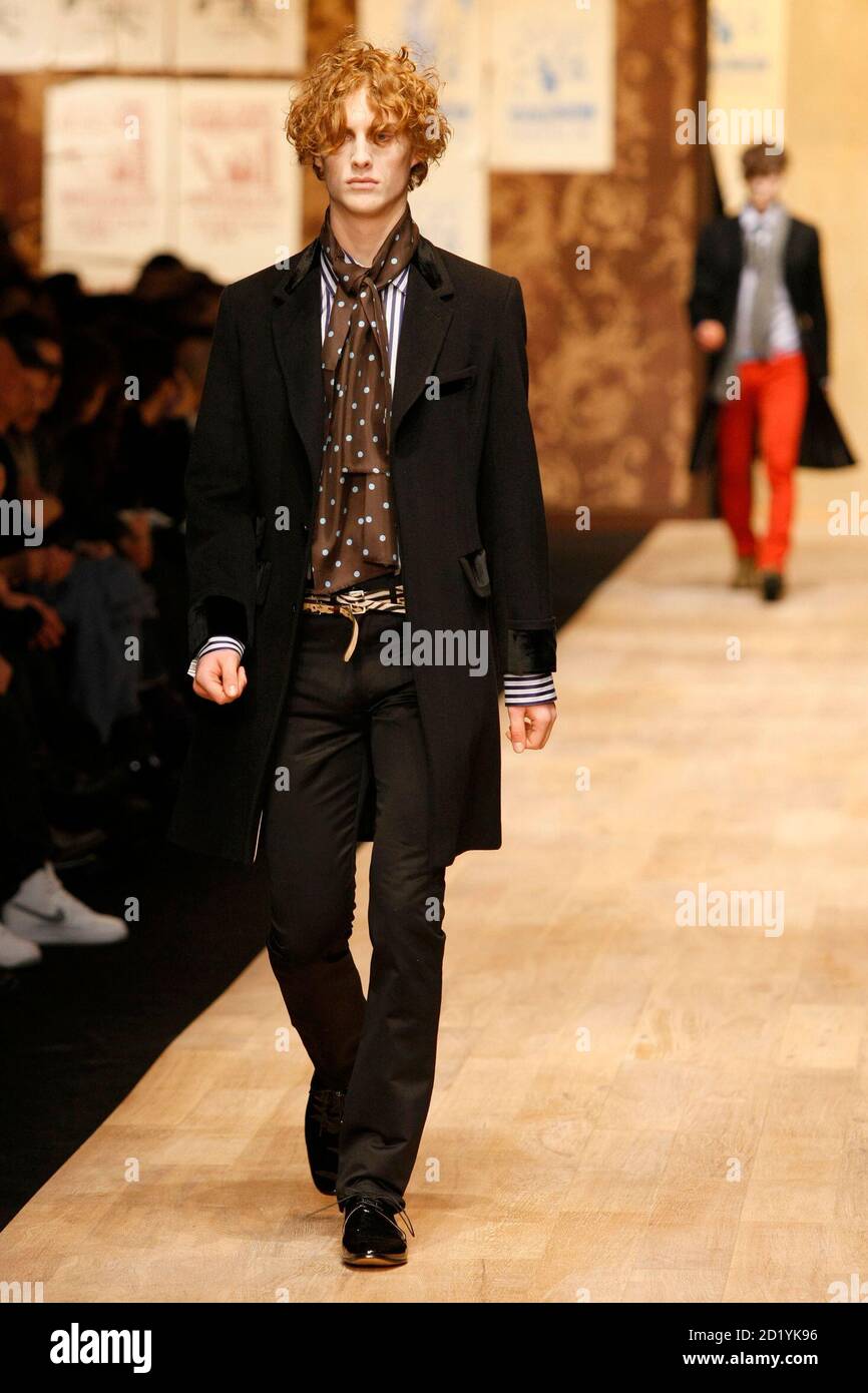 Models present creations by British designer Paul Smith as part of his  Fall/Winter 2008/09 men's ready-to-wear fashion collection at Paris Fashion  Week, January 20, 2008. REUTERS/Benoit Tessier (FRANCE Stock Photo - Alamy