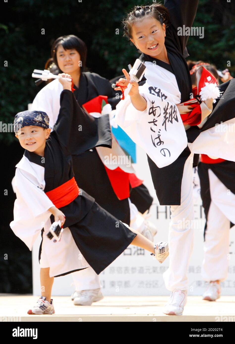 Folk dancers perform on the stage during the Super Yosakoi 2007 in Tokyo August 26, 2007. About 6,000 dancers from 100 teams took part in the folk song and dance festival, local media reported.   REUTERS/Kim Kyung-Hoon (JAPAN) Stock Photo