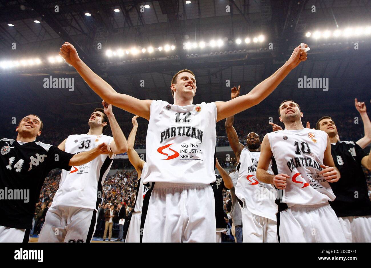 Partizan Belgrade players celebrate their victory over Panathinaikos after  their Euroleague basketball game in Belgrade March 5, 2009. REUTERS/Marko  Djurica (SERBIA Stock Photo - Alamy