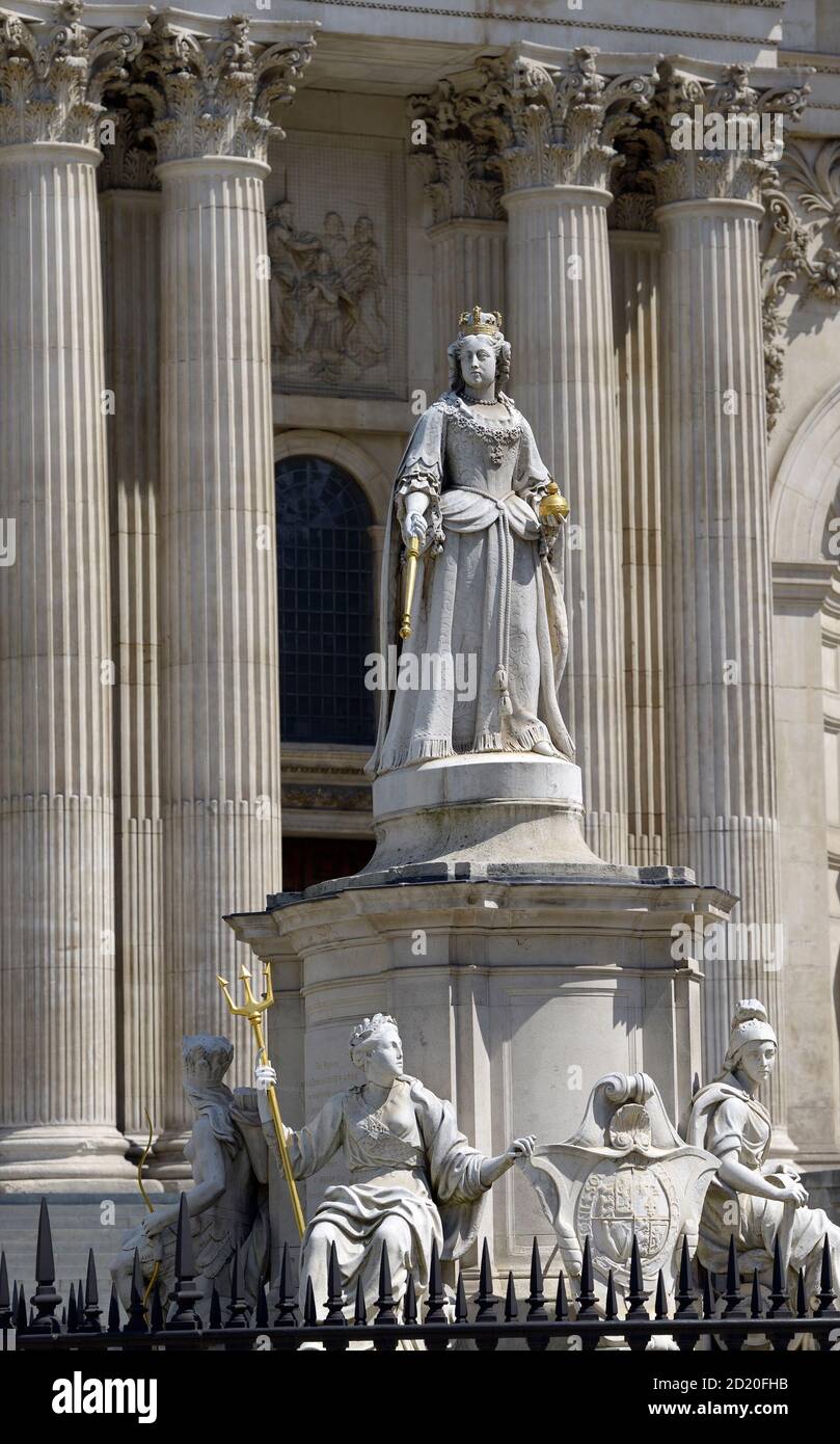 London, England, UK. Statue in front of St Paul's Cathedral: Queen Anne  (1665-1714) Original by Francis Bird, 1712, replaced by a replica by Richard Stock Photo