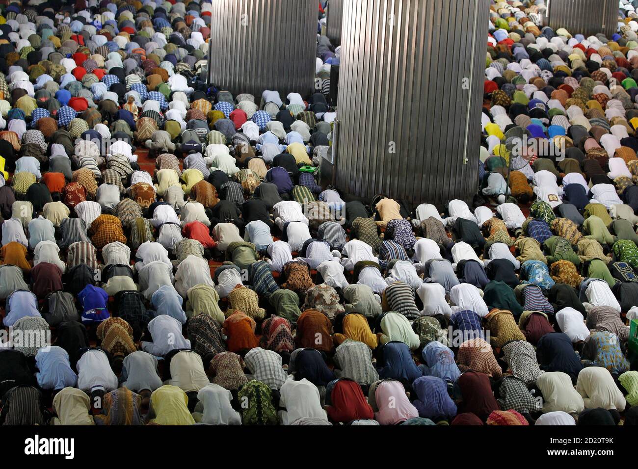 Muslims praying during friday prayers hires stock photography and images Alamy