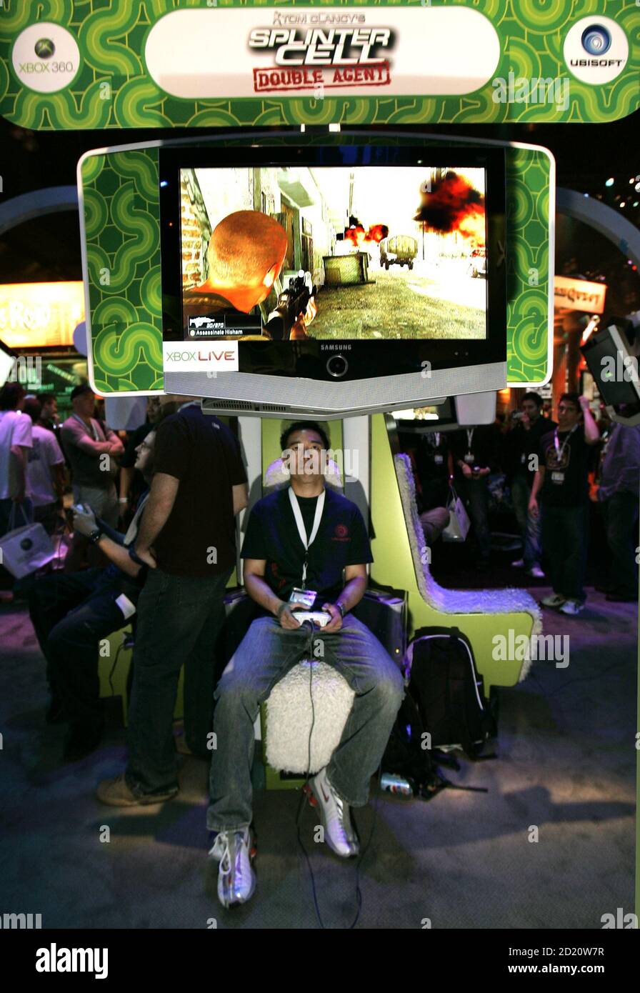 A visitor plays Tom Clancy's Splinter Cell :Double Agent  for Xbox 360 Live at the 2006 Electronic Entertainment Expo in Los Angeles May 10, 2006. REUTERS/Robert Galbraith Stock Photo