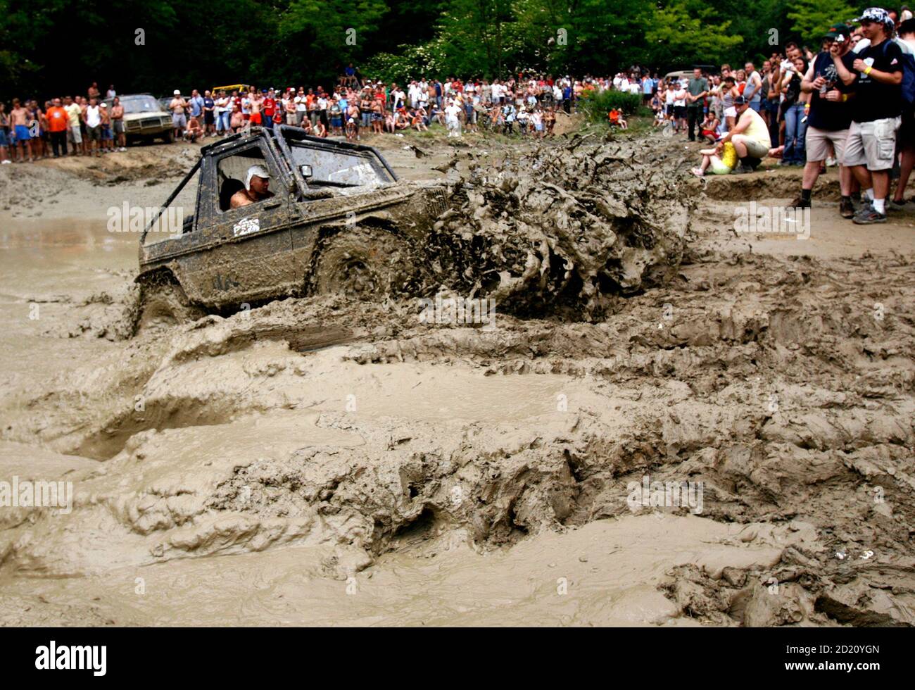 A man drives his vehicle through mud during the Off Road Festival in  Somogybabod, 165 km (102 miles) south-west of Budapest May 26, 2007.  REUTERS/Laszlo Balogh (HUNGARY Stock Photo - Alamy