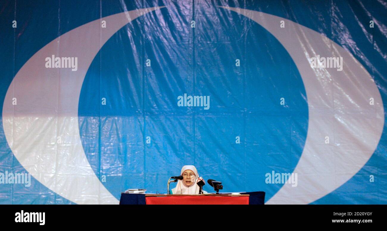 President of Malaysia's Parti Keadilan Rakyat Wan Azizah Wan Ismail delivers her keynote address during her party's annual gathering in Seremban,  70 km (43 miles) south of Kuala Lumpur, May 26, 2007. Malaysia?s de-facto opposition leader Anwar Ibrahim, Wan Azizah's husband, on Saturday withdrew from a race for top party office in a last-minute move to avoid his party being de-registered by the government. Another candidate for the presidency of Parti Keadilan Rakyat also pulled out, paving the way for Wan Azizah to retain her party chief post uncontested and avoid a split.  REUTERS/Bazuki Muh Stock Photo