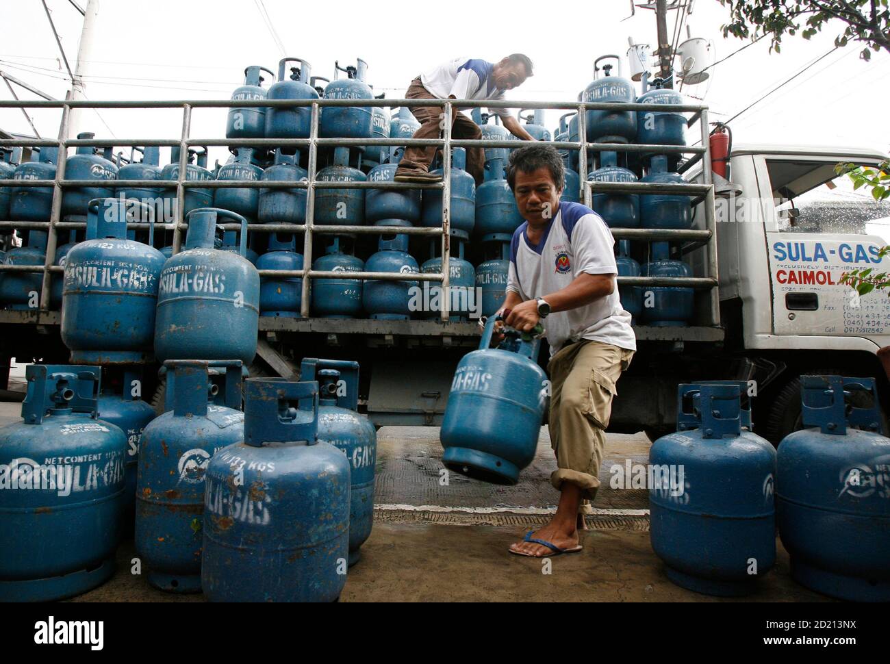 Oil price reductions hires stock photography and images Alamy