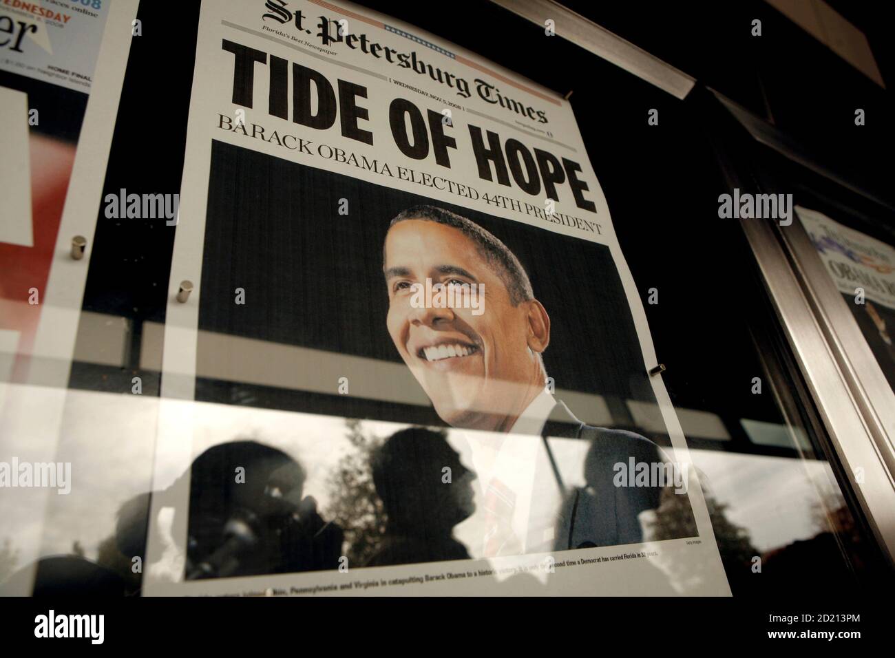 People look at newspaper front pages from around the world telling of the election victory of President-elect Senator Barack Obama at the Newseum in Washington November 5, 2008. REUTERS/Kevin Lamarque (UNITED STATES) US PRESIDENTIAL ELECTION CAMPAIGN 2008 (USA Stock Photo