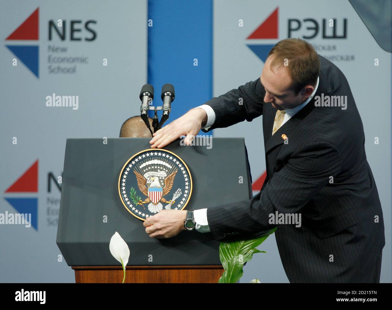 The Seal of the President of the United States is attached to the lecturn to be used by U.S. President Barack Obama to deliver the commencement address for the 2009 graduating class at the New Economic School in Moscow, July 7, 2009. REUTERS/Jason Reed    (RUSSIA POLITICS) Stock Photo