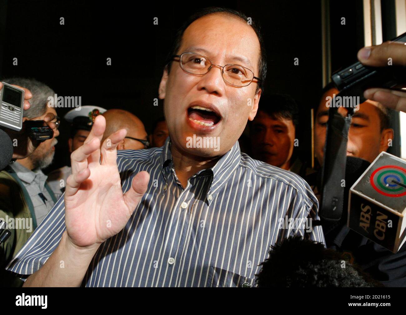 Senator Benigno 'NoyNoy' Aquino Jr gestures as he announces to reporters the death of his mother, former President Corazon Aquino, at the lobby of Makati Medical Centre in Manila's Makati financial district August 1, 2009. Aquino, former president and heroine of the 1986 'people power' revolution, has died after a 16-month battle against colon cancer.    REUTERS/Erik de Castro       (PHILIPPINES POLITICS OBITUARY) Stock Photo