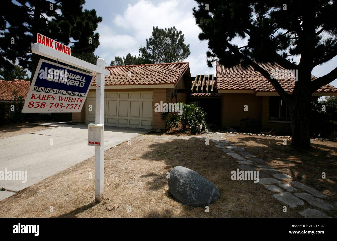 A bank-owned home is advertised for sale in Encinitas, California August 18, 2009. Southern California home sales were up 19 percent in July from the same month a year ago in the area including Los Angeles, Orange, Ventura, Riverside, San Bernardino and San Diego counties. But the median sale price of $268,000 was down 23 percent from July 2008, according to San Diego-based MDA DataQuick. The percentage of homes sold that had been previously foreclosed fell to 43 percent, down from a peak of 57 percent in February.    REUTERS/Mike Blake  (UNITED STATES BUSINESS POLITICS) Stock Photo