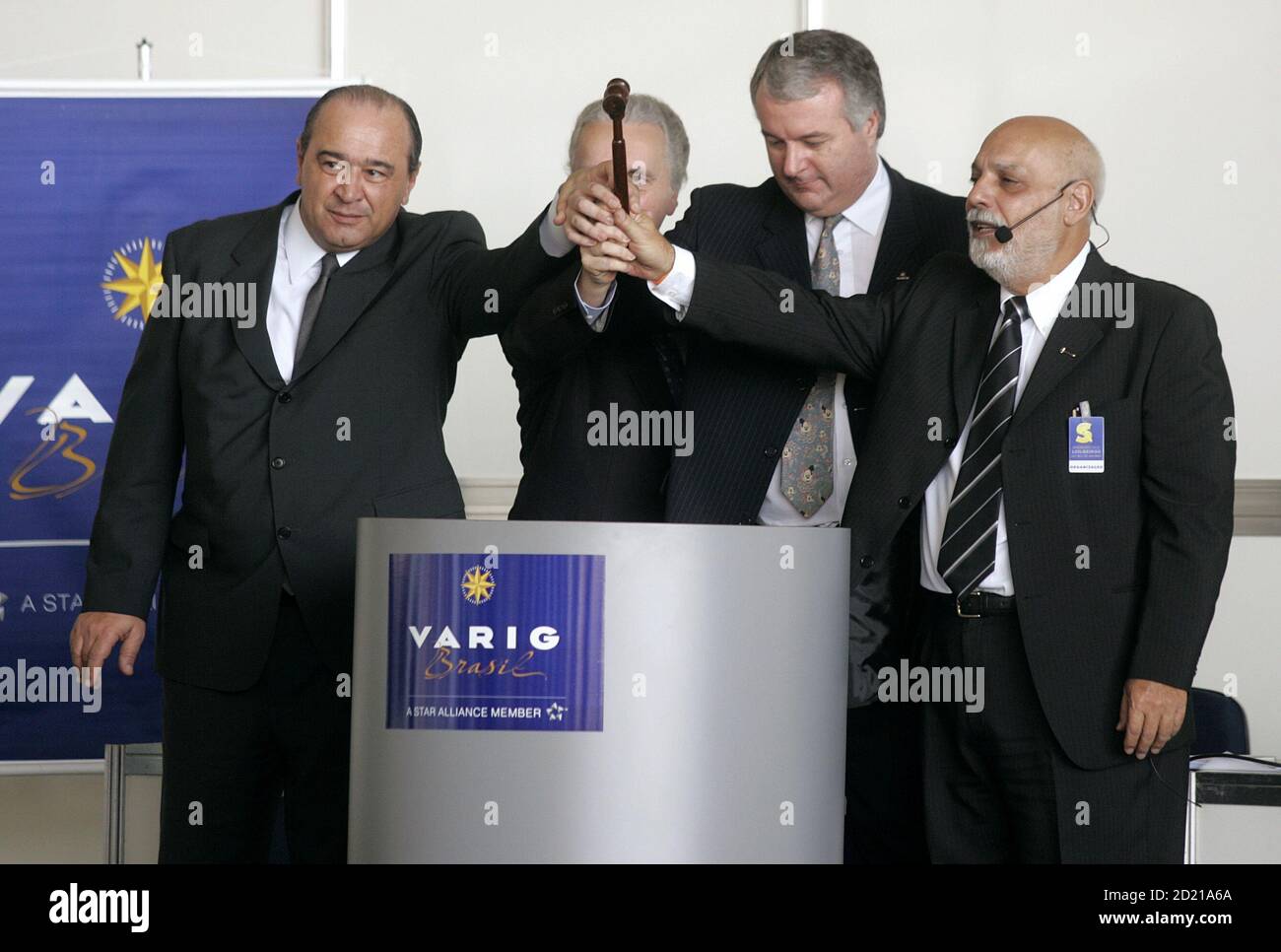 Luis Alberto Fiorri L Partner Of Consultant Group Deloitte Joao Luis Bernardes 2nd L President Of The Varig Log Company Marcelo Bottini 2nd R Chief Executive Of Varig And Carlos Barros Auctioneer Luis Alberto Fiorri L Partner Of Consultant Group Deloitte Joao Luis Bernardes 2nd L President Of The Varig Log Company Marcelo Bottini 2nd R Chief Executive Of Varig And Carlos Barros Auctioneer