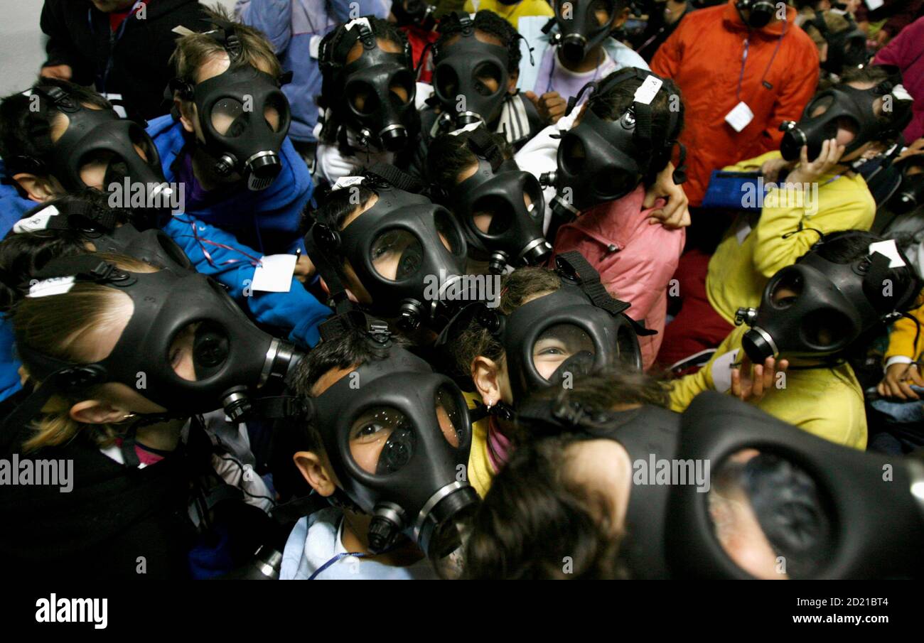 Students wear gas masks inside a shelter during a drill simulating a  chemical attack on a school in Lod near Tel Aviv March 15, 2007.  REUTERS/Gil Cohen Magen (ISRAEL Stock Photo - Alamy