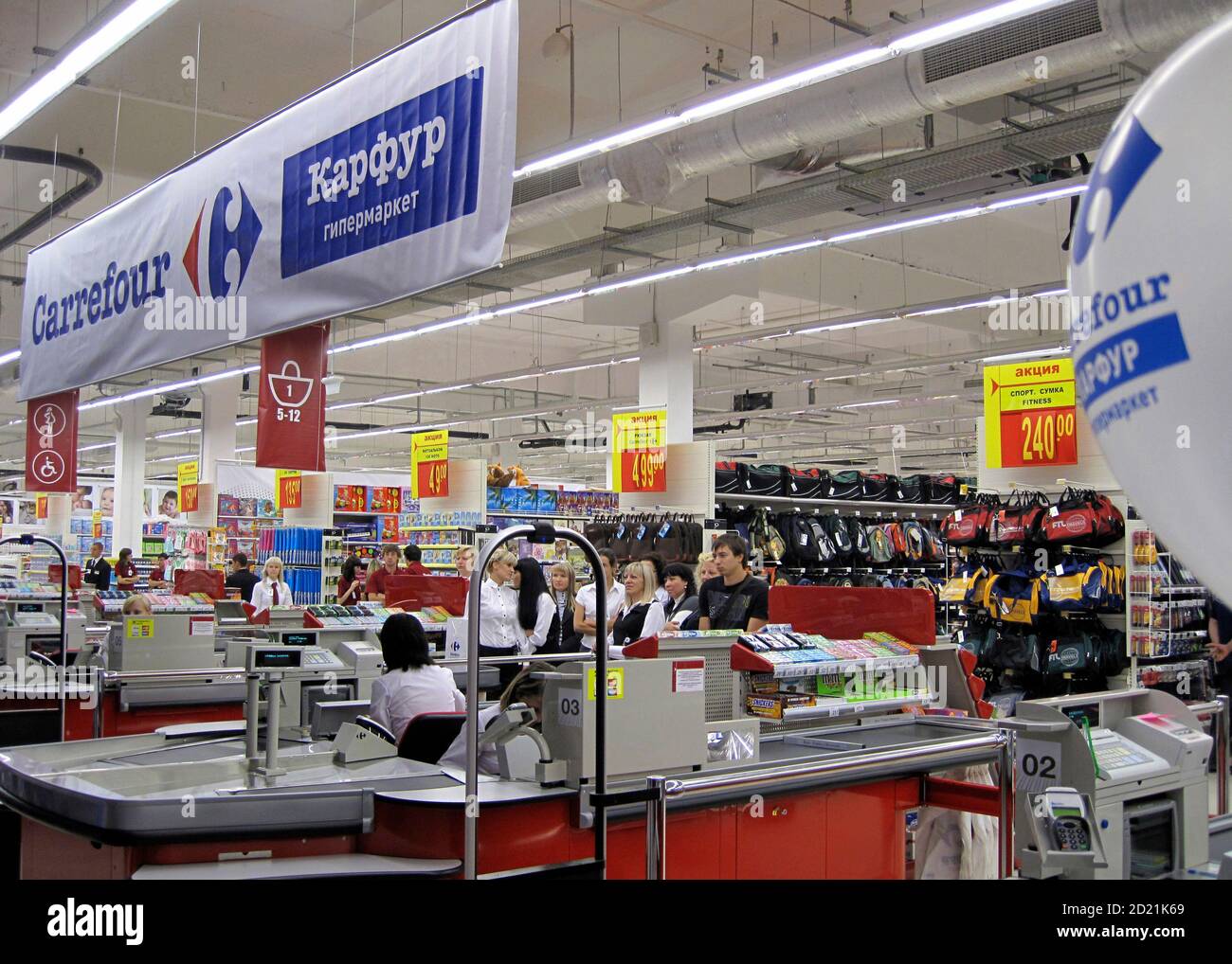 Carrefours hi-res stock photography and images - Alamy