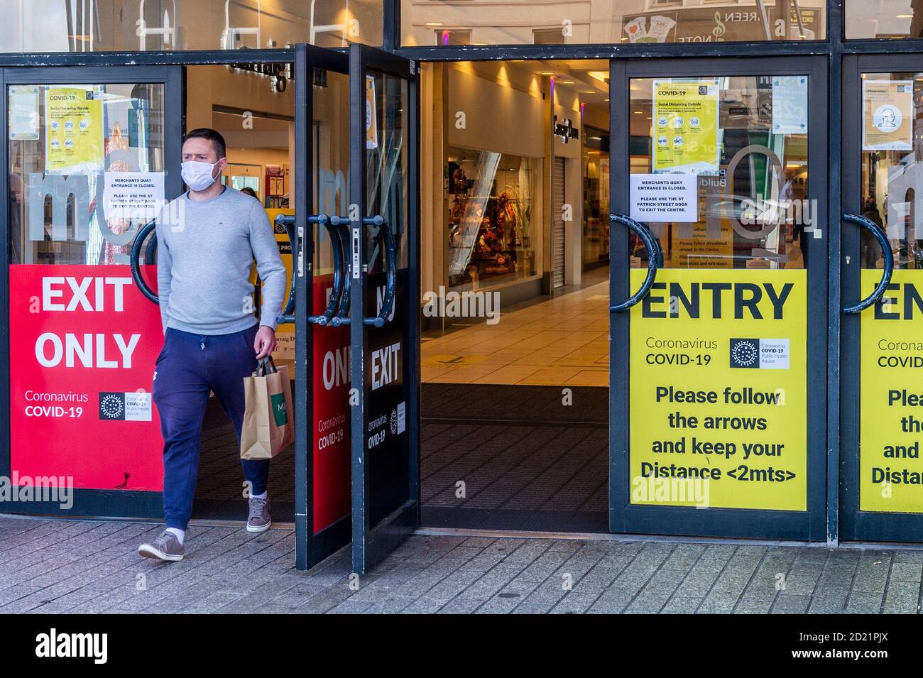 Cork, Ireland. 6th Oct, 2020. Patrick Street was busy with shoppers today, just hours before Ireland goes into Coronavirus Level 3 restrictions. Many shoppers weren't wearing face masks. Credit: AG News/Alamy Live News Stock Photo