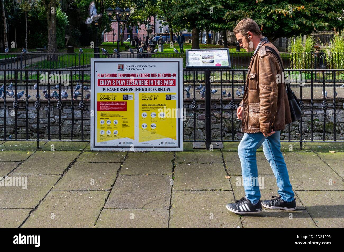 Cork, Ireland. 6th Oct, 2020. Cork was busy with shoppers today, just hours before Ireland goes into Coronavirus Level 3 restrictions. Many shoppers weren't wearing face masks. Credit: AG News/Alamy Live News Stock Photo