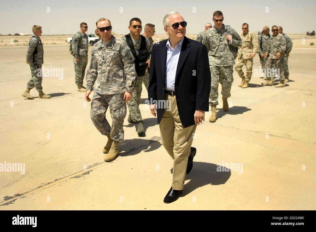 US Secretary of Defense Robert Gates (C) visits troops from the 4th Brigade, 1st Armored Division's Advise and Assist Mission upon his arrival at COB Adder in Tallil July 28, 2009. Gates, on a previously unannounced mission, urged Iraq's communities to settle political differences before US troops leave by the end of 2011.      REUTERS/Jim Watson/Pool      (IRAQ MILITARY POLITICS IMAGES OF THE DAY) Stock Photo