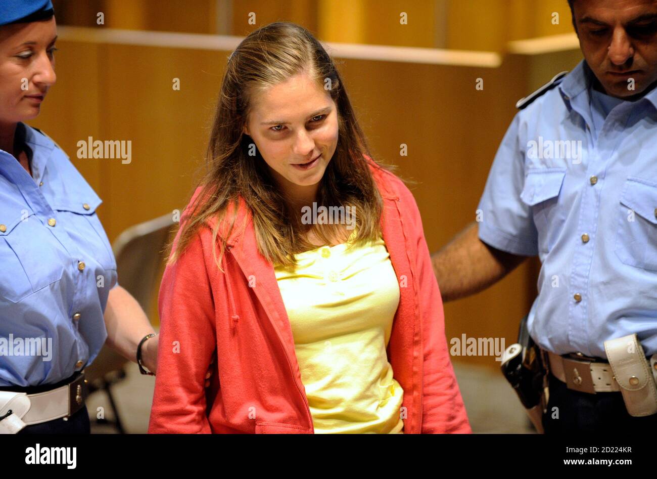 Jailed murder suspect Amanda Knox (C) of the U.S. attends the resumption of her trial for murder, after a summer recess, in Perugia September 14, 2009. Knox and Raffaele Sollecito of Italy are on trial for the November 2007 murder of British student Meredith Kercher. REUTERS/Daniele La Monaca        (ITALY CRIME LAW CONFLICT) Stock Photo