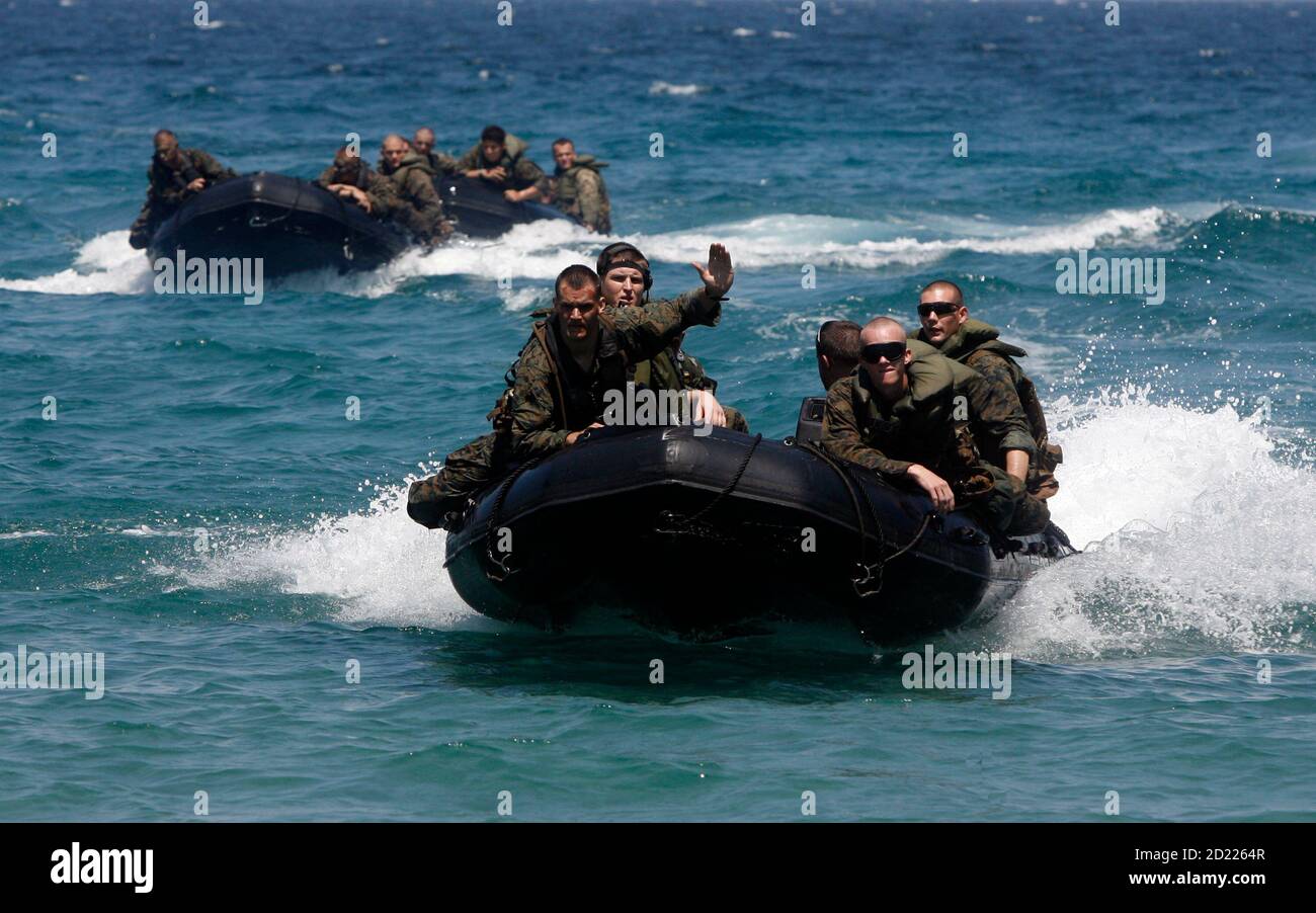 U.S Marines of Battalion Landing Team 2/7 Fox Company launch mock boat raids during the annual U.S.-Philippines war exercises at a marine base in Ternate, Cavite March 9, 2010. The annual military exercise between the two countries' main focus this year will be on disaster, rescue and relief operations.   REUTERS/Erik de Castro (PHILIPPINES - Tags: MILITARY POLITICS) Stock Photo