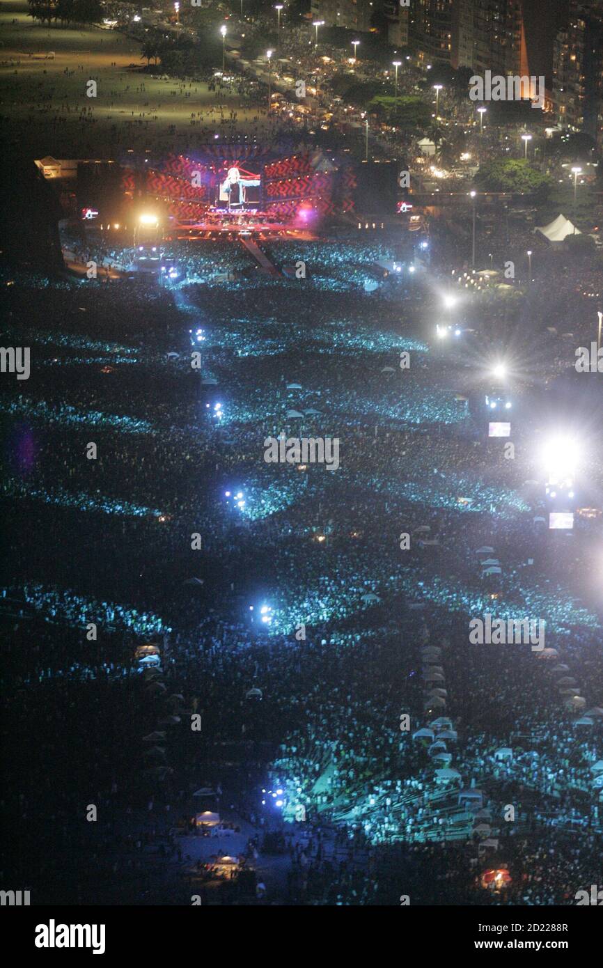 An aerial view shows the Rolling Stones' "A Bigger Bang" free concert on  Copacabana Beach in Rio de Janeiro February 18, 2006. REUTERS/Bruno  Domingos BEST QUALITY AVAILABLE Stock Photo - Alamy