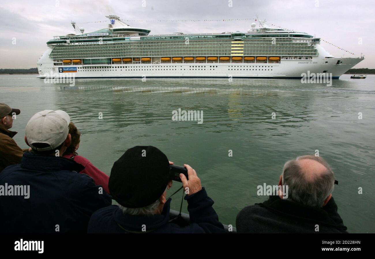 Bystanders Watch The World S Largest Cruise Ship Freedom Of The Seas As It Sails Into Southampton Harbour In Southern England April 29 2006 Freedom Of The Seas Docked In England On Saturday