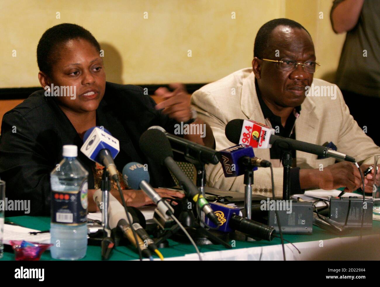 U.S. Assistant Secretary of State for African Affairs Jendayi Frazer (L), flanked by the U.N. special envoy to Somalia Francois Lonseny Fall, gestures during a news conference in Kenya's capital Nairobi January 7, 2007. Frazer has been shuttling around the region as western and African diplomats discuss an African peacekeeping force for Somalia after two weeks of war that saw Ethiopian and government troops force out Islamists who had captured much of the south. REUTERS/Thomas Mukoya (KENYA) Stock Photo