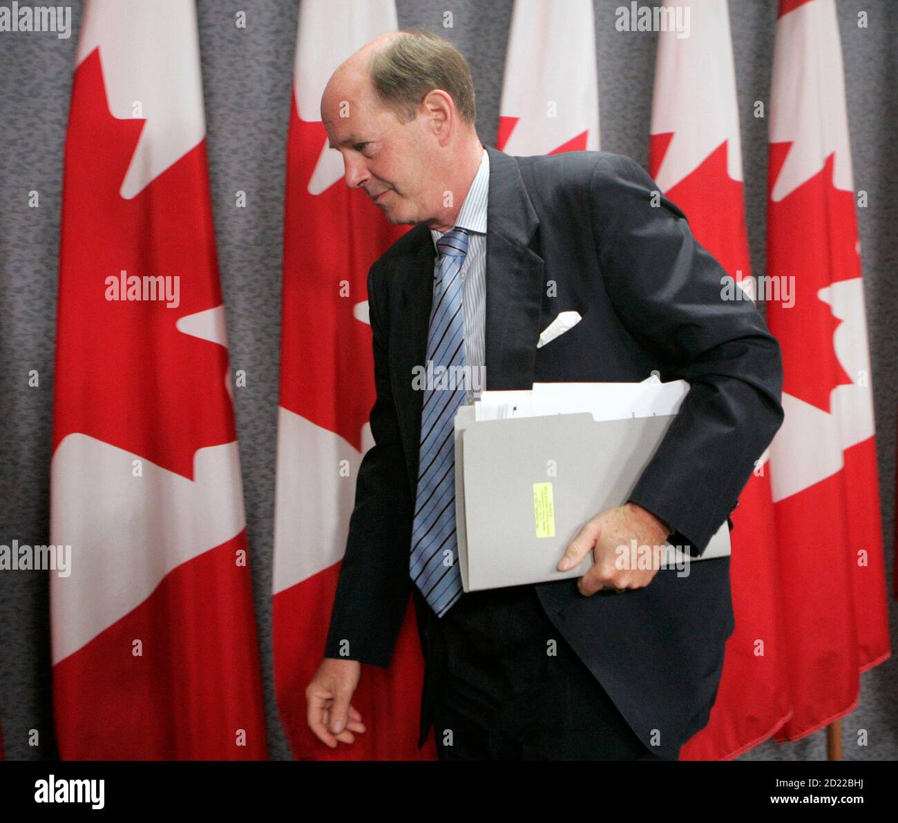 Bank of Canada Governor David Dodge leaves a news conference upon the release of the Monetary Policy Report in Ottawa July 12, 2007.        REUTERS/Chris Wattie   (CANADA) Stock Photo