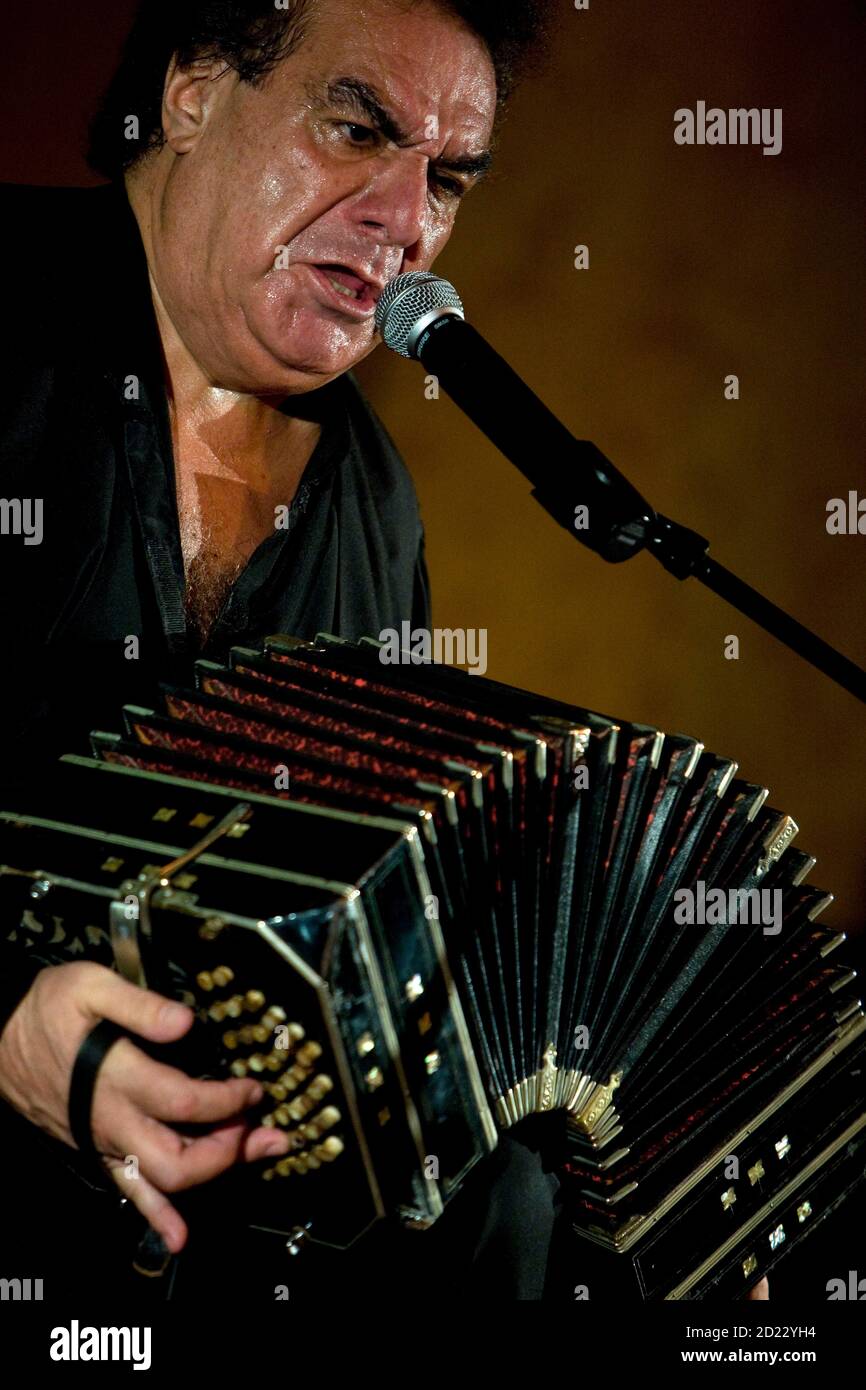 Tango singer hi-res stock photography and images - Page 3 - Alamy