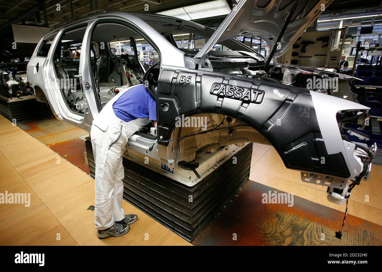A Volkswagen employee works on a VW Passat at the construction line of Volkswagen plant in Emden April 24, 2009.   REUTERS/Christian Charisius (GERMANY TRANSPORT BUSINESS) Stock Photo