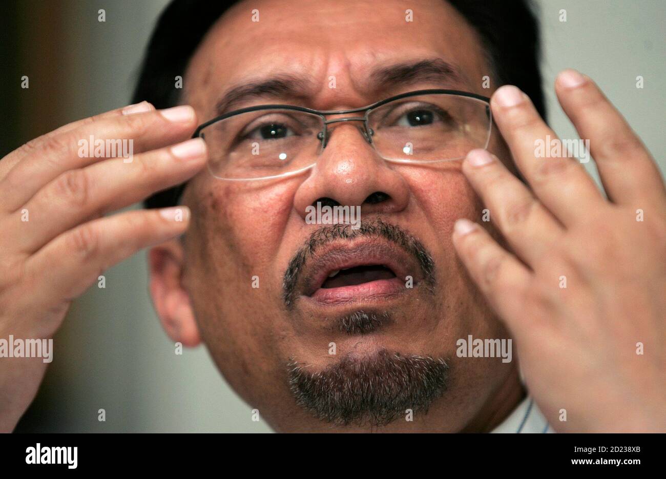 Malaysian opposition figure Anwar Ibrahim gestures during a news conference at his residence in Kuala Lumpur January 10, 2007. Anwar said on Wednesday the police should investigate whether a prominent political analyst used government connections to organise the murder of a Mongolian model.    REUTERS/Zainal Abd Halim (MALAYSIA) Stock Photo