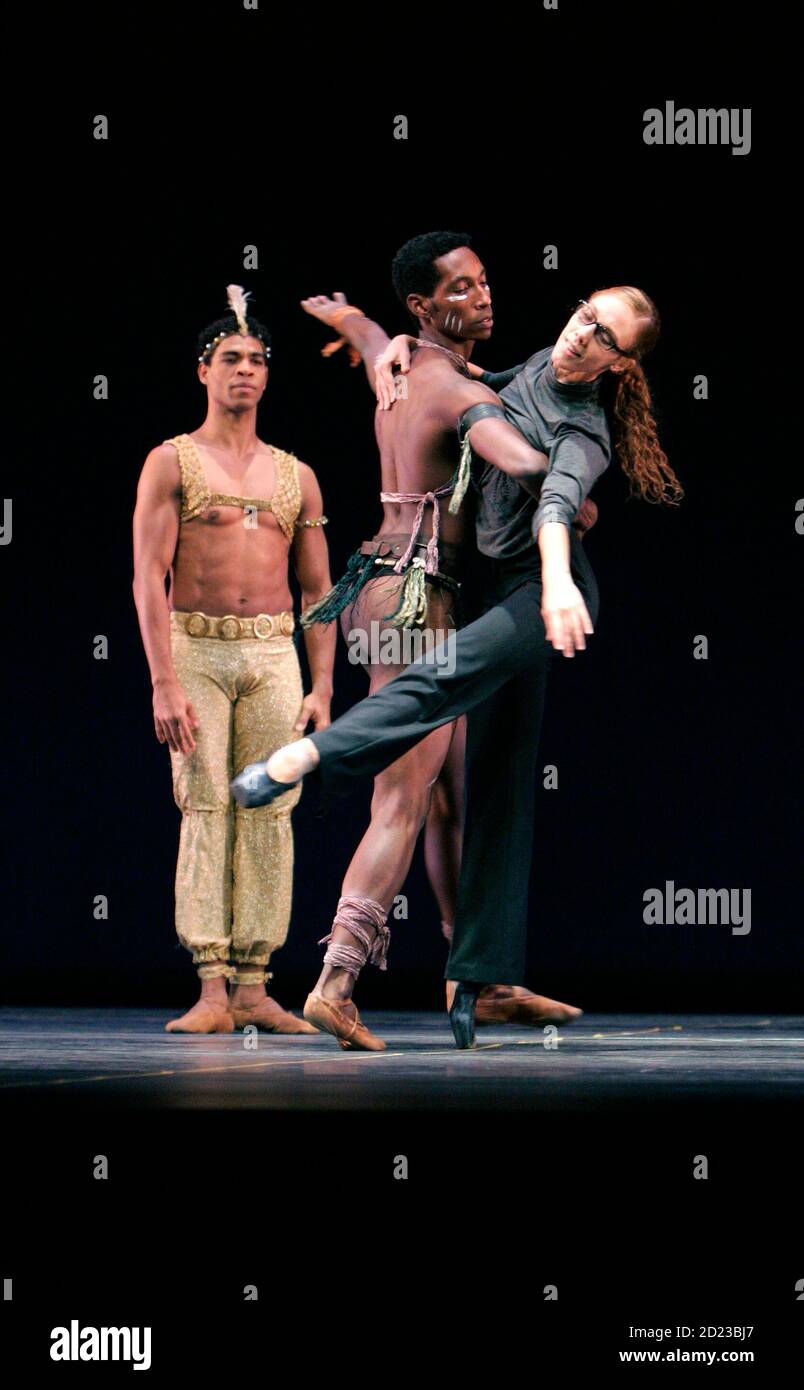 Carlos Acosta L Watches As Jose Losada And Yolanda Correa R Rehearse The Ballet Carlos Acosta With Guest Artists From Ballet Nacional De Cuba At The Sadler S Wells Theatre In London alamy