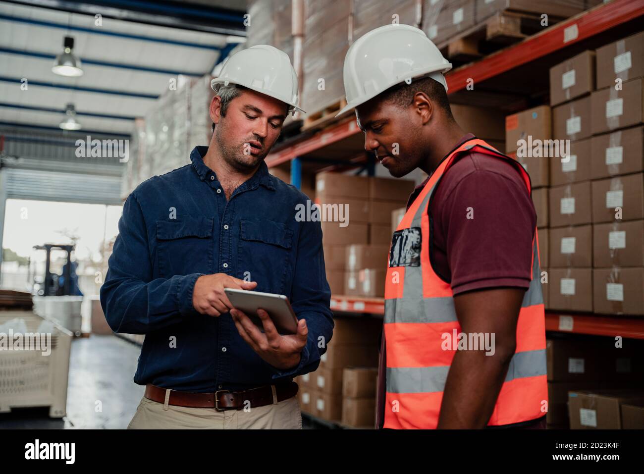Supervisor explaining work hi-res stock photography and images - Alamy