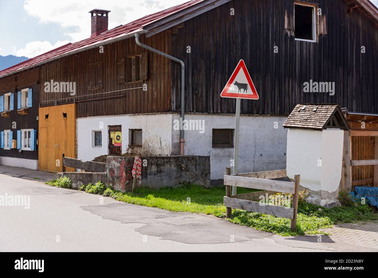 Oberstdorf, Stalltor, Misthaufen, Bauernhaus, Holzhaus, Bayern, Deutschland Stock Photo